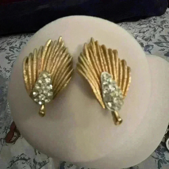 Jewelry - Stunning Vintage gold/diamond like clip earrings
